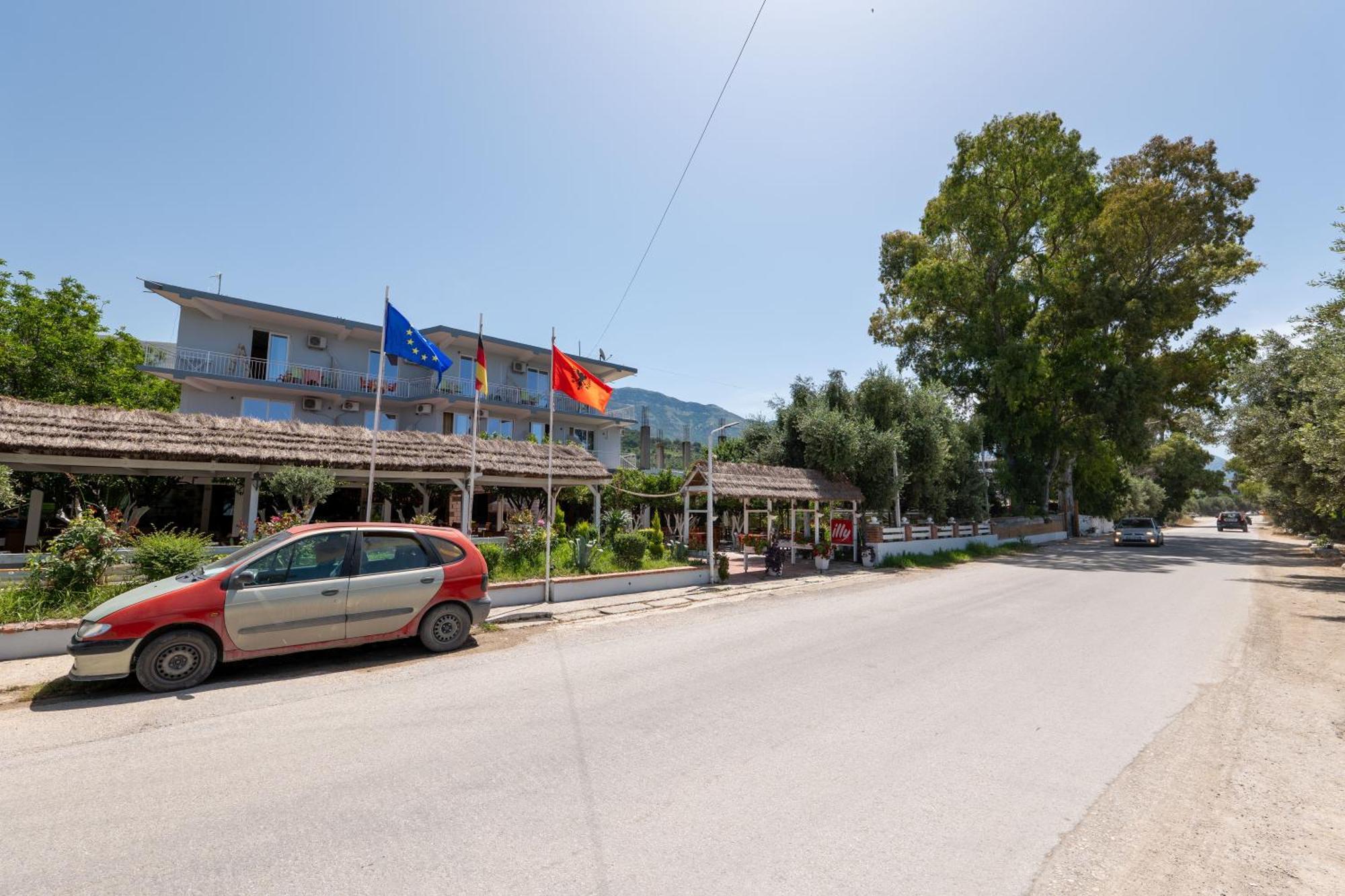 Hotel Nika Radhime Ngoại thất bức ảnh